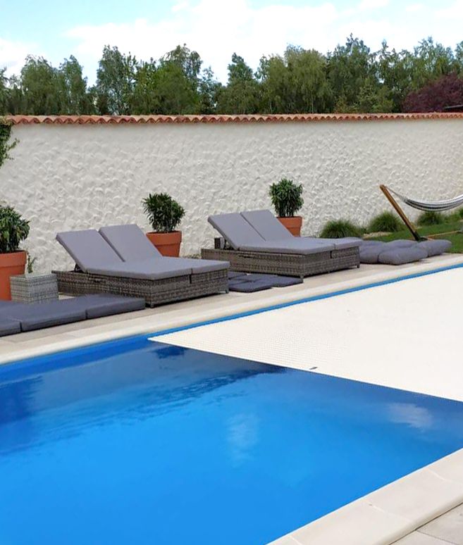 Pool mit Schutzfolie und Sonnenliegen