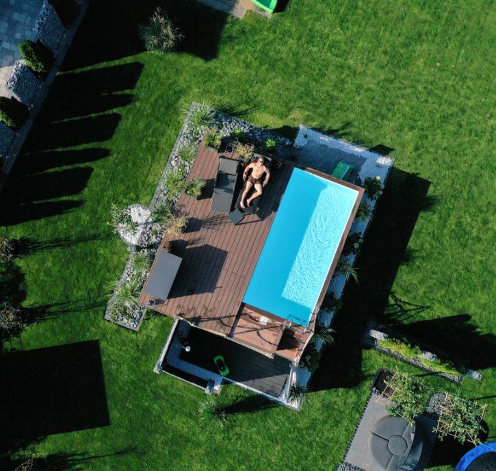 Mobiler Pool von oben fotografiert